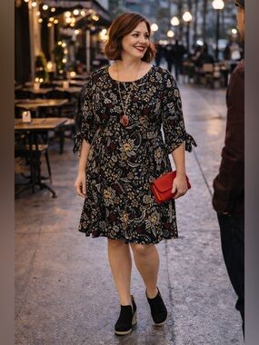 Stylish, bold & black floral dress. A-line fit, ruched sleeves and round neck.